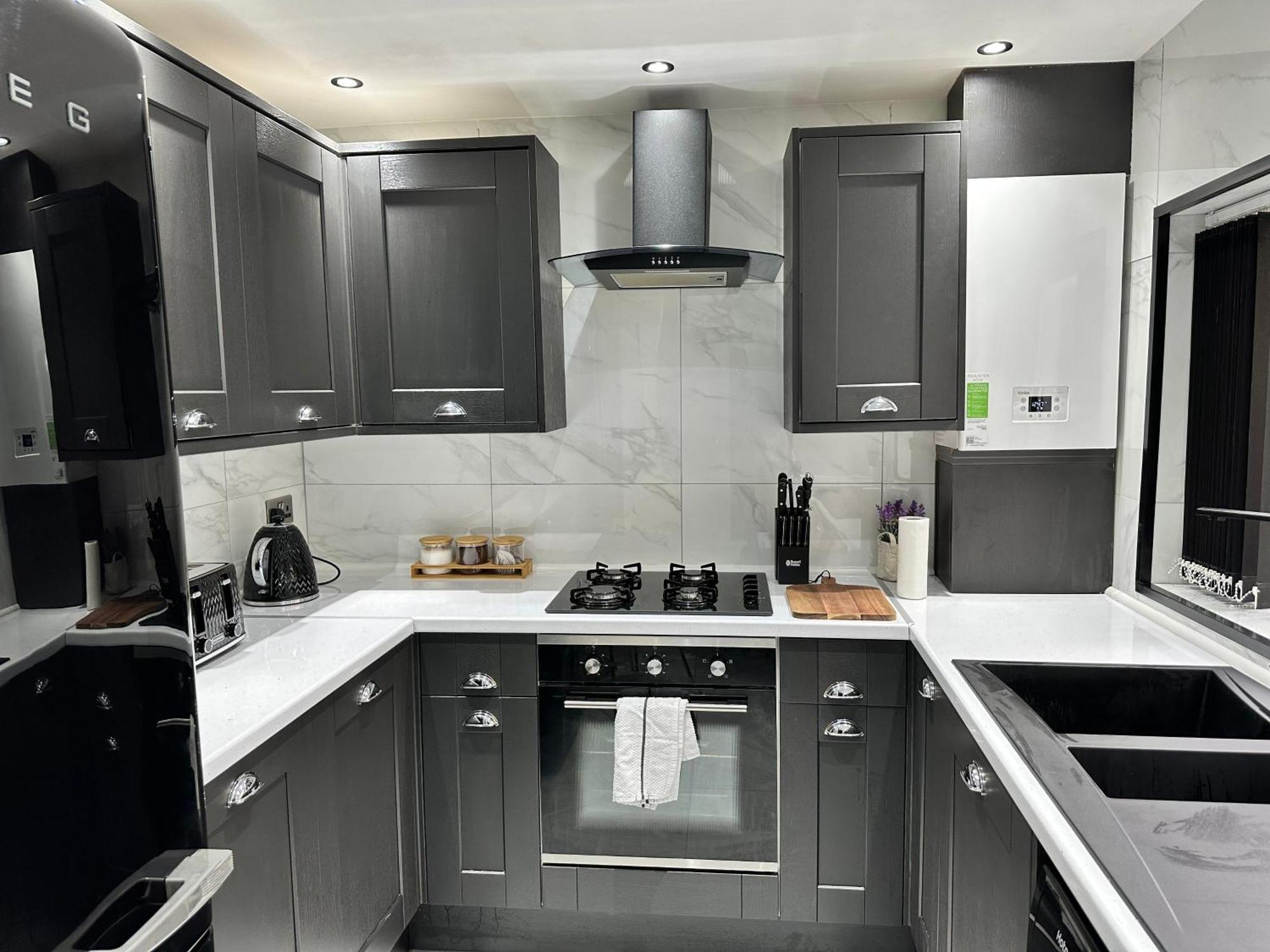 4 Bed 4 Bath House With Free Parking, 5 Mins To Lfc And 15 Mins To City Centre Liverpool Dış mekan fotoğraf